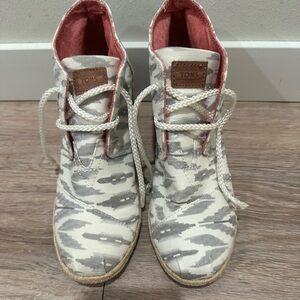 New women’s Toms lace up wedge booties  size 8